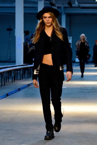 Un aspecto fundamental para lograr este ‘look’ son unas cejas definidas y ligeramente gruesas al estilo de Cara Delevingne.