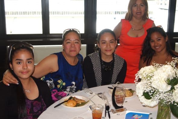 Como cada año, desde 2004, Univision Atlanta y Brandsmart festejaron a los 16 jóvenes hispanos ganadores de la beca Liga de Campeones y medio de una emotiva ceremonia que concluyó con una deliciosa cena para todos los asistentes.