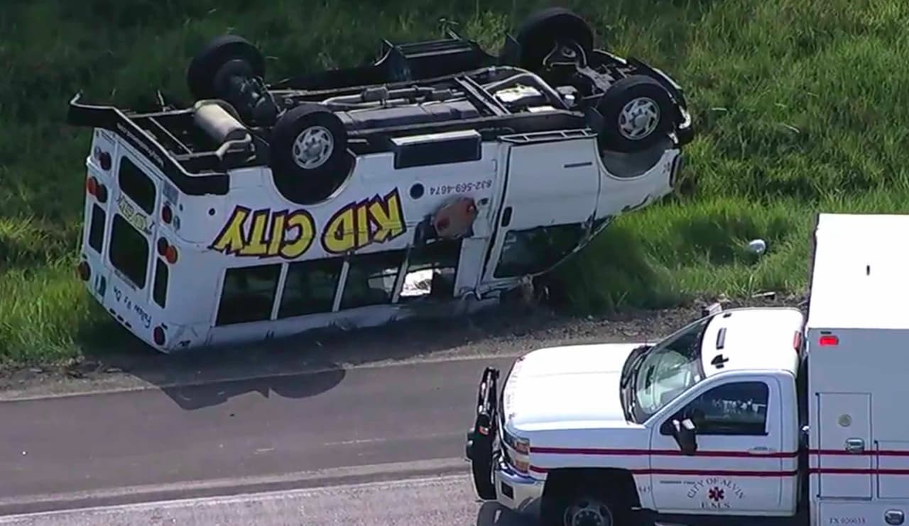 Investigan accidente que involucra a un autobús de guardería al sur de Houston 