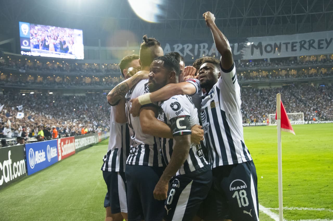 Rayados del Monterrey festejó el título de la Liga de Campeones de la Concacaf al superar a los Tigres de la UANL por 2-1 en el global ante un abarrotado Estadio BBVA, coronando una gran temporada en el torneo de la Confederación.