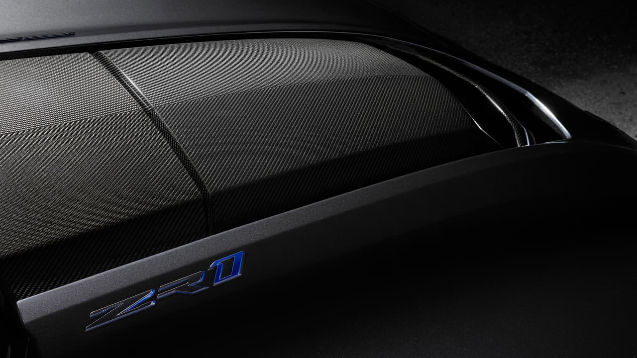 El 'domo' del capo fue eliminado. Así es, ahora la parte superior del motor sobresale por la apertura, resaltando su monstruosa potencia y moderna tecnología a través de su cobertor fabricado en fibra de carbono.