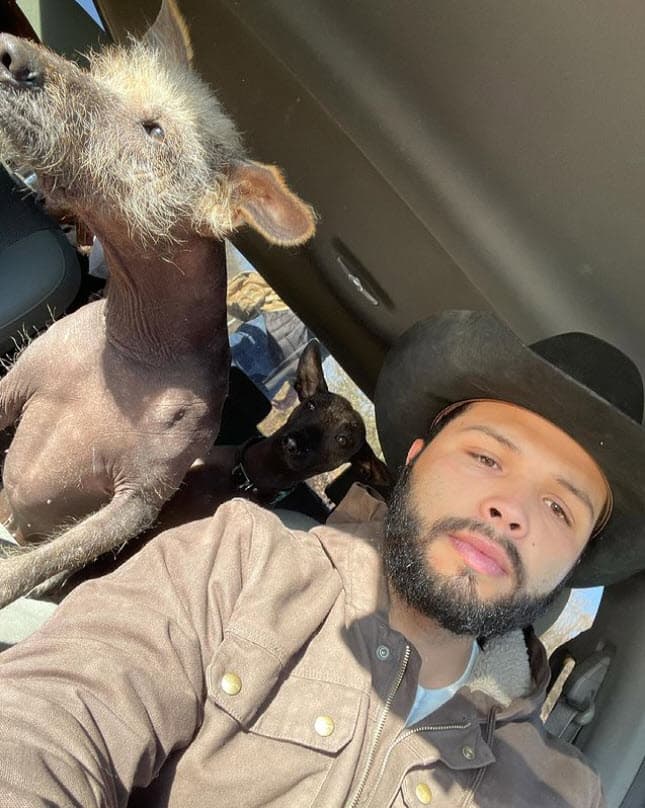 Además, 
<a href="https://www.univision.com/famosos/leonardo-aguilar-cuestiona-a-quienes-dicen-que-su-hermana-es-la-princesa-de-la-musica-mexicana-video">bromeó con el mesero</a>: "Me puedes pedir mi identificación por favor", dice muy orgulloso en el video. 
<br>