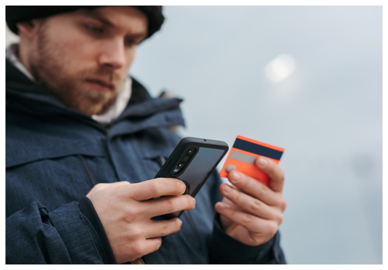 <b>Sacar un anticipo de efectivo</b>
<br>Para sacarle el máximo beneficio a las tarjetas, la clave es: evitar todas las tarifas que puedas. Y, cuando pides un adelanto en efectivo, pagarás mucho más de lo que pediste o esperabas,