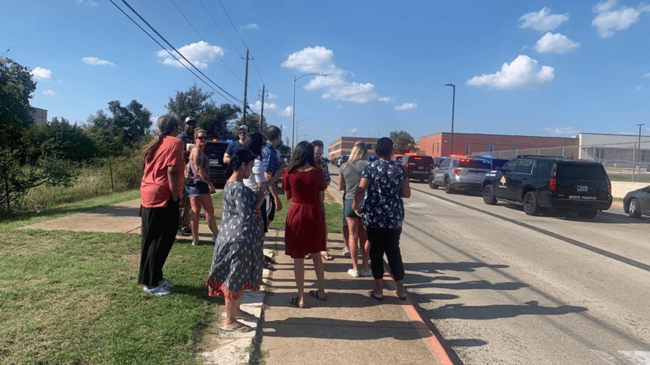 La escuela está en un proceso de cierre preventivo mientras las autoridades investigan la supuesta amenaza.