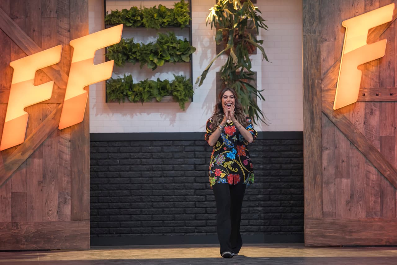 La conductora estaba feliz de cumplir con la labor que le habían dado.