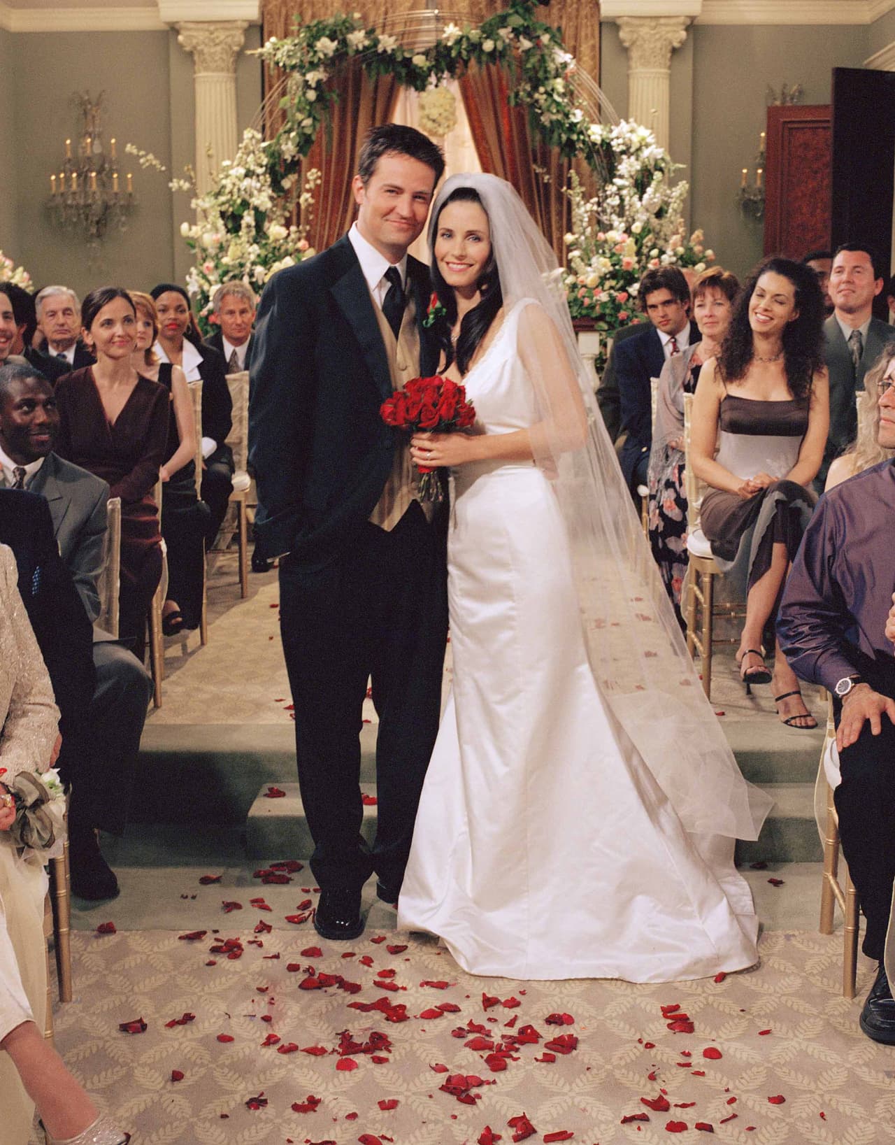 Monica se casó con 
<b>Chandler Bing</b>, el mejor amigo de Ross, este papel fue interpretado por 
<b>Matthew Perry</b>. Este personaje era oficinista y tenía mala suerte en el amor.
<br>