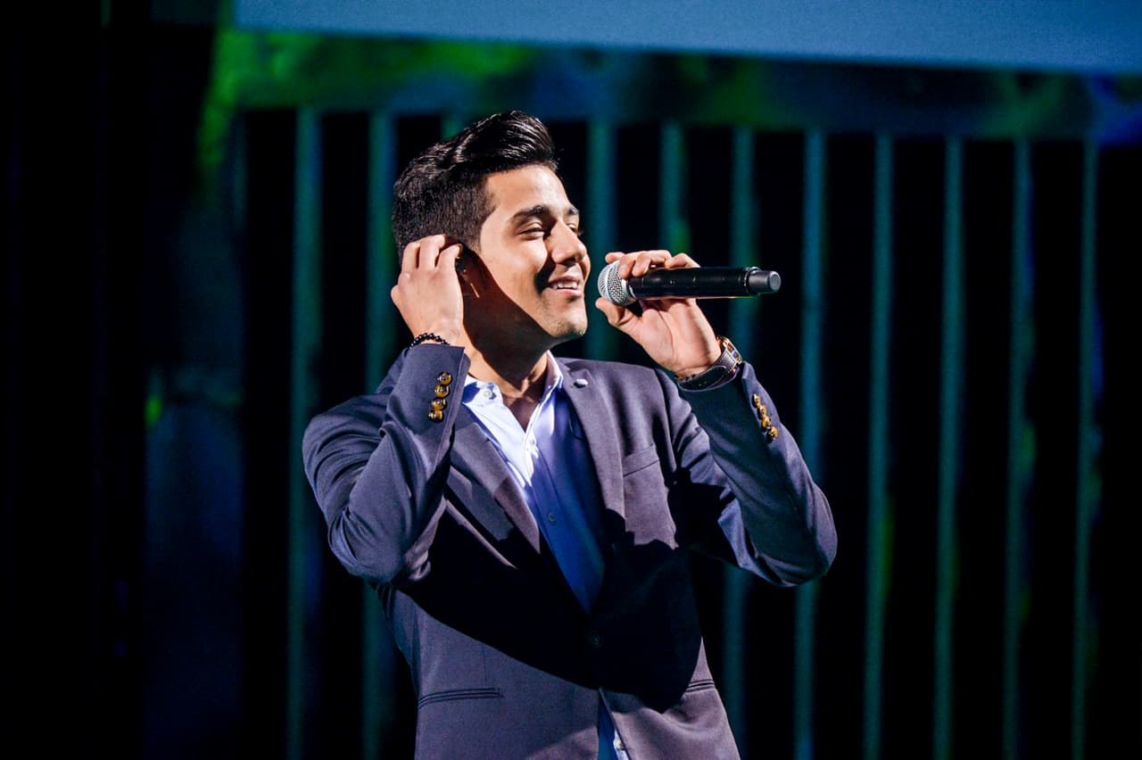 Luis Coronel no faltó a los ensayos de Premios Juventud. Para este último día iba con un look impecable. Él además será uno de los conductores de esta edición.