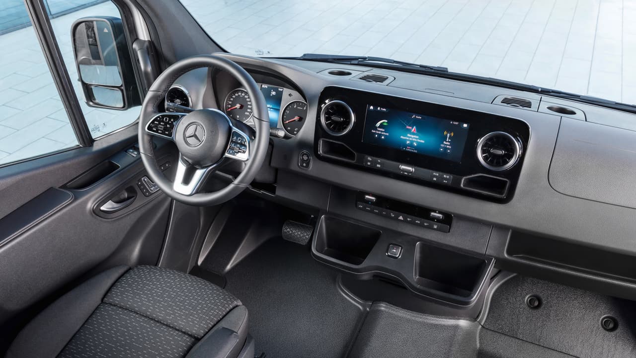 Los modelos Mercedes-Benz Sprinter 2019 pueden ser equipados con una 
<b>pantalla de 10.25 pulgadas</b> de alta definición controlada por tacto, por comandos de voz o a través de mandos en el volante para el uso de su sistema telemático.