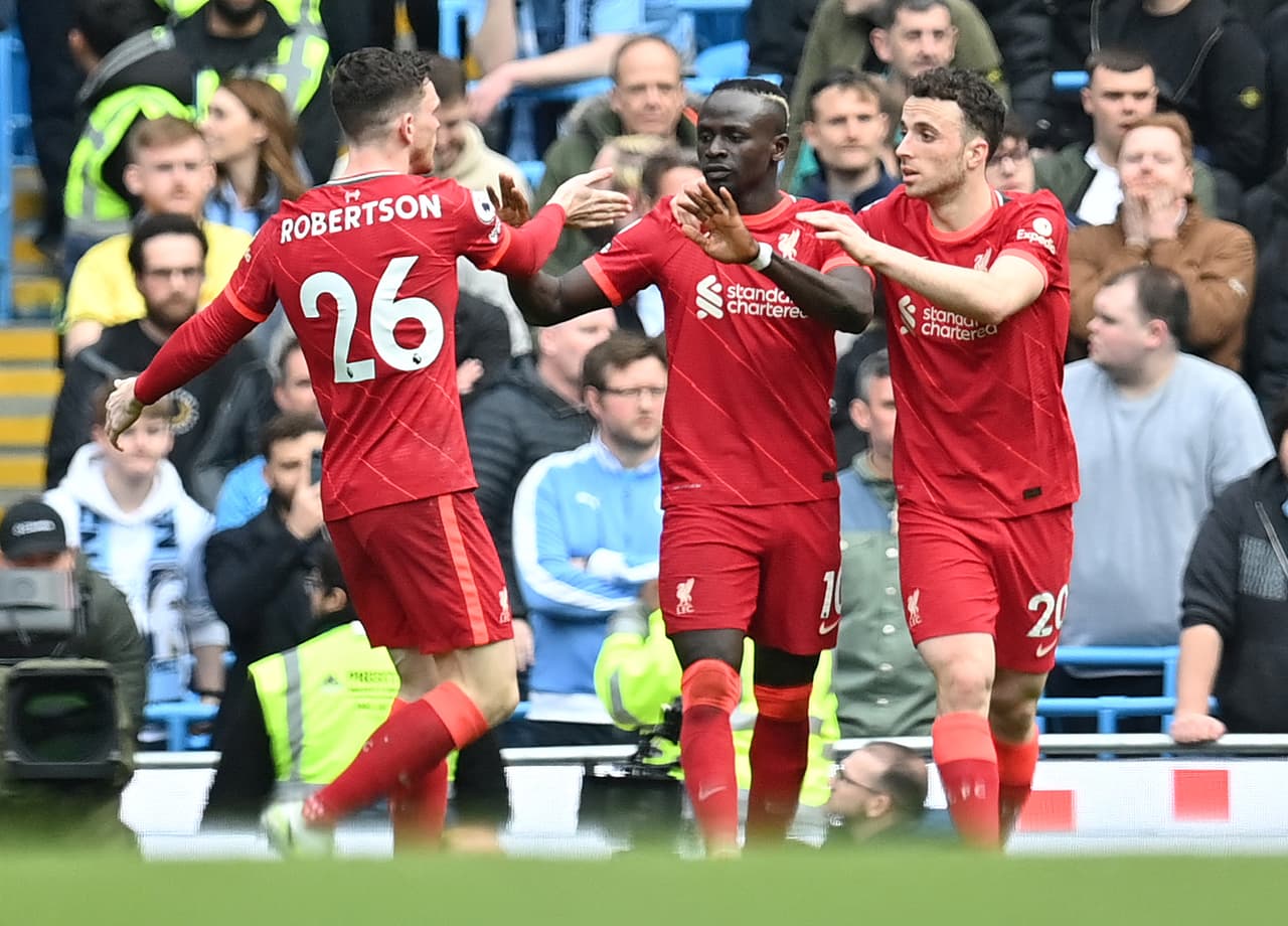 Manchester City y Liverpool dieron un gran partido en Etihad Stadium con un 2-2 final que deja todo igual en la lucha por el título de la Premier League de Inglaterra.