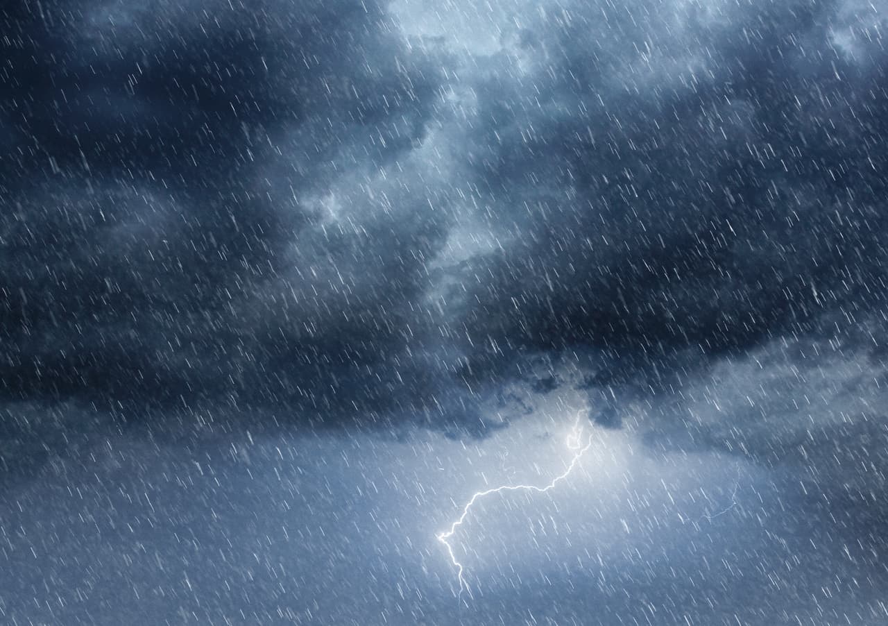 Por su ubicación al lado derecho de la tormenta y por la fuerte cizalladura del viento, entre la noche del sábado y el domingo existe un riesgo bajo de tornados en partes del este y el centro del estado. Las autoridades piden estar atentos, ya que las condiciones pueden cambiar con rapidez.