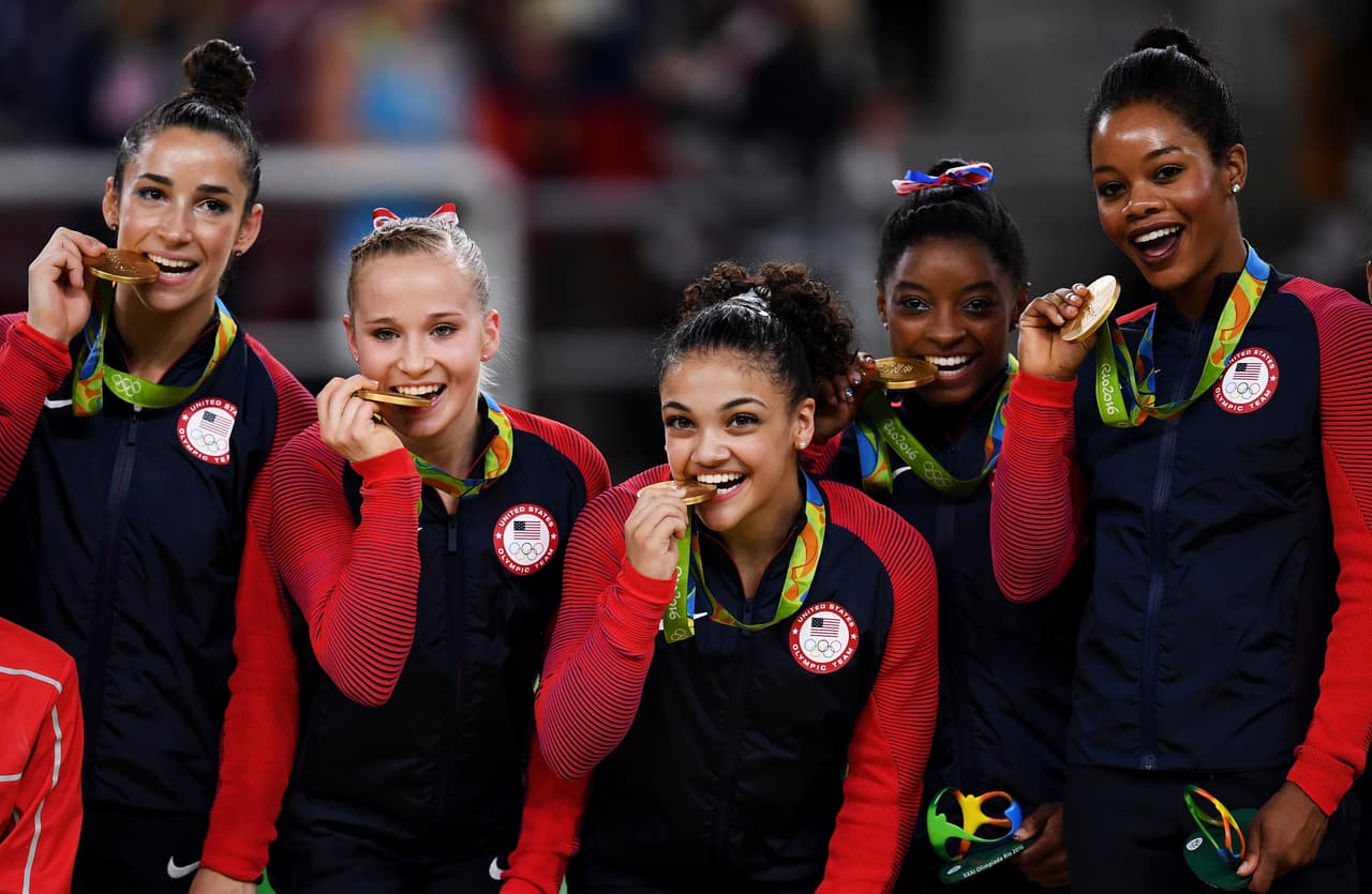Alexandra Raisman, Madison Kocian, Lauren Hernandez, Simone Biles and Gabrielle Douglas posan con la medalla de oro