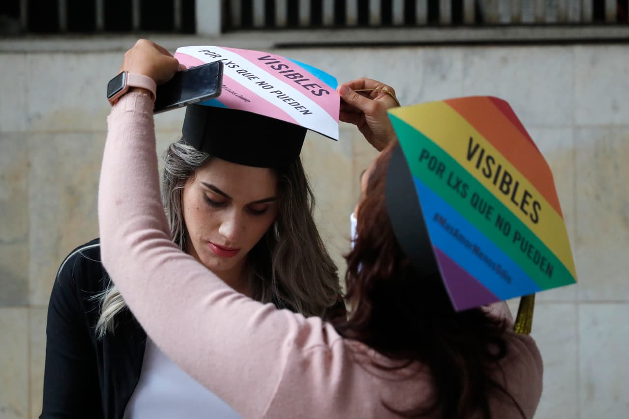 <b>Género en los diplomas.</b> Las personas transgénero que se gradúen de las universidades podrán tener un diploma que refleje el género con el que se identifican. 
<br>
<br>La ley AB 245 les da la oportunidad a los estudiantes transgénero y no binarios que concluyan sus estudios en California a que el nombre con el que identifican su identidad sea el que está escrito en su diploma, en lugar del que recibieron al nacer.
<br>
<br>Para lograrlo, deberán mostrar documentación que indique que su nombre ha sido legalmente cambiado.