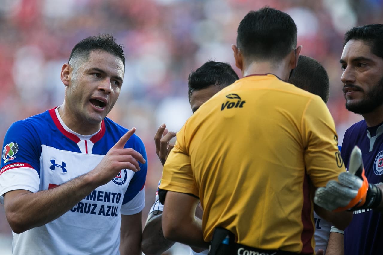 <b>Lo peor: </b>A Pablo Aguilar le bastaron tres minutos para irse expulsado por doble amarilla. Afortunadamente para él su equipo sacó el empate sobre el final (Mexsport).