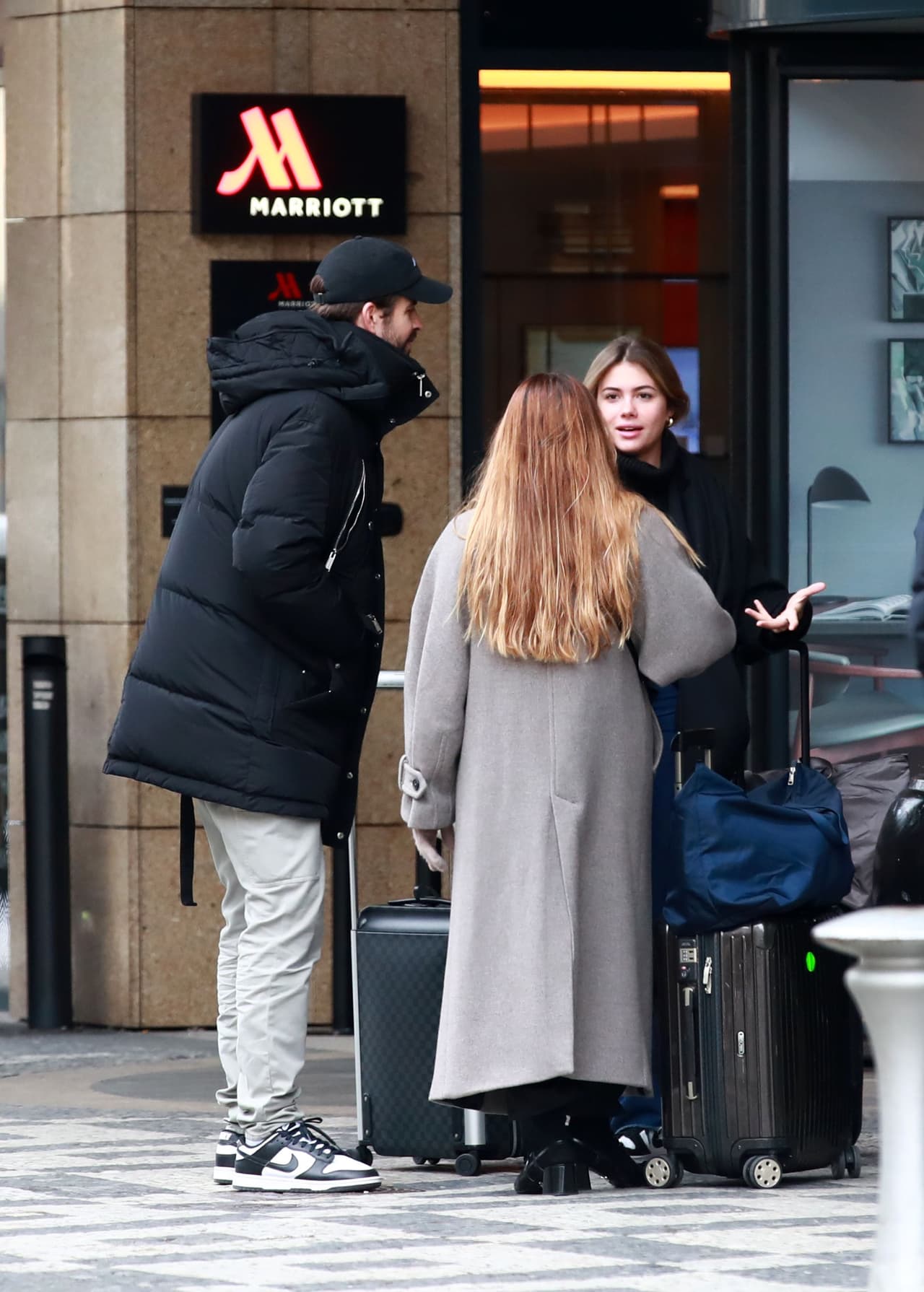 De acuerdo con La Vanguardia, personas que los vieron en el aeropuerto aseguran que la complicidad entre Gerard y Clara “es más que evidente” y que él es “muy atento” con ella.
<br>