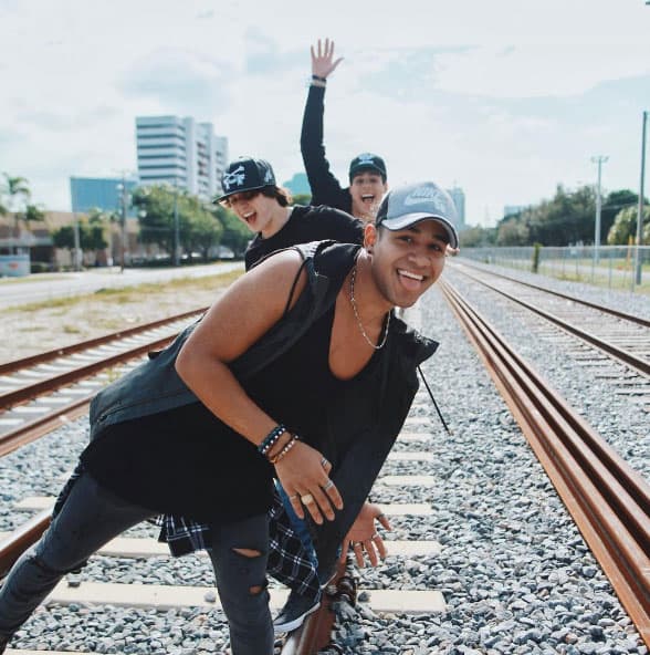 Tres de los chicos de CNCO se divierten... ¡hasta en las vías del tren!