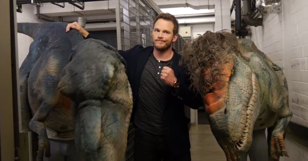 Le hacen broma a Chris Pratt con dinosaurios de mentira