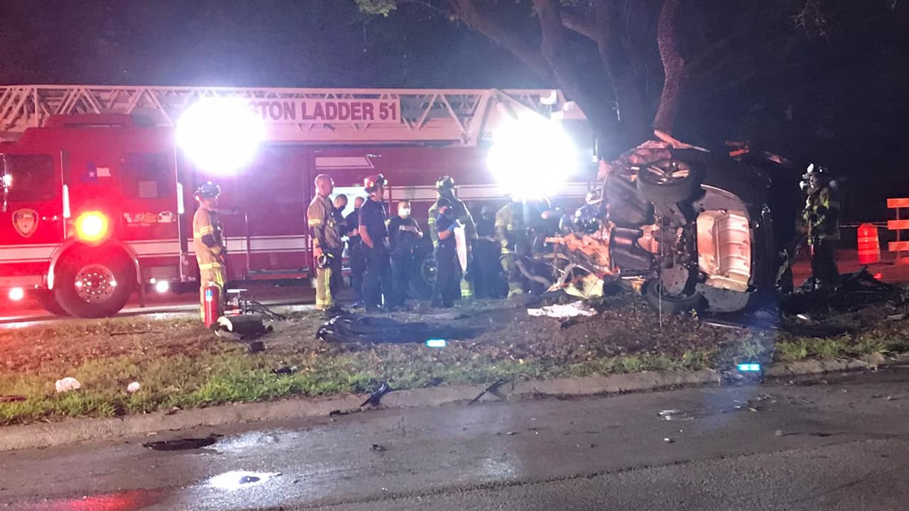 El conductor del otro vehículo no se detuvo después de que el hombre que viajaba en un BMW terminó impactado contra un árbol.