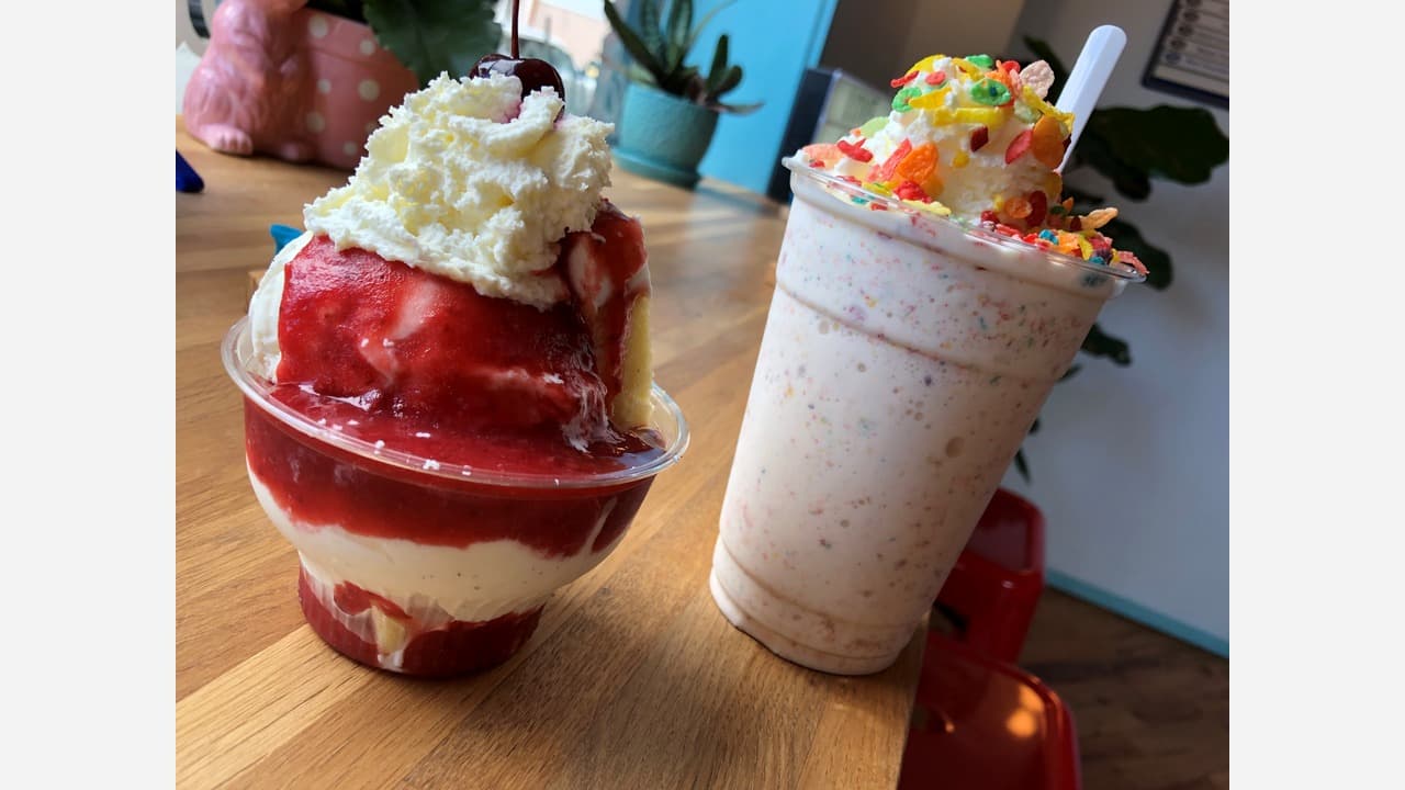 <b><a href="https://www.instagram.com/somersetsplits/?hl=en">Somerset Splits: </a></b>La magia de esta joya del vecindario, que usa helado Bassetts, está en sus helados, splits y batidos exagerados y tremendamente divertidos. Pruebe el clásico Somerset Split, hecho con tres bolas de helado y todas las guarniciones, o el helado de fresa Stock, elaborado con trozos de bizcocho denso de la famosa panadería de Port Richmond. 📍 
<a href="https://goo.gl/maps/bGokyiKYtndTbpHu5" target="_blank">2600 E. Somerset St.</a>