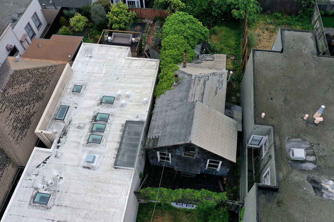 La casa entró inicialmente al mercado de vivienda en noviembre pasado, pero tuvo poco éxito debido a la falta de interés (la agencia lo atribuye al clima lluvioso de fin de año).