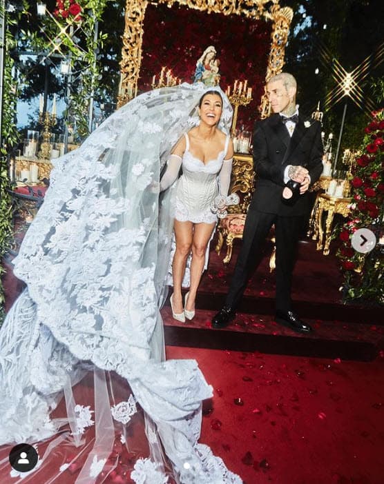 El ajuar fue
<b><a href="https://www.univision.com/famosos/matrimonio-kourtney-kardashian-travis-barker-vestido-novia-fotos" target="_blank">confeccionado por la firma Dolce & Gabbana</a></b>, la cual patrocinó las nupcias según informó el Daily Mail.
<br>