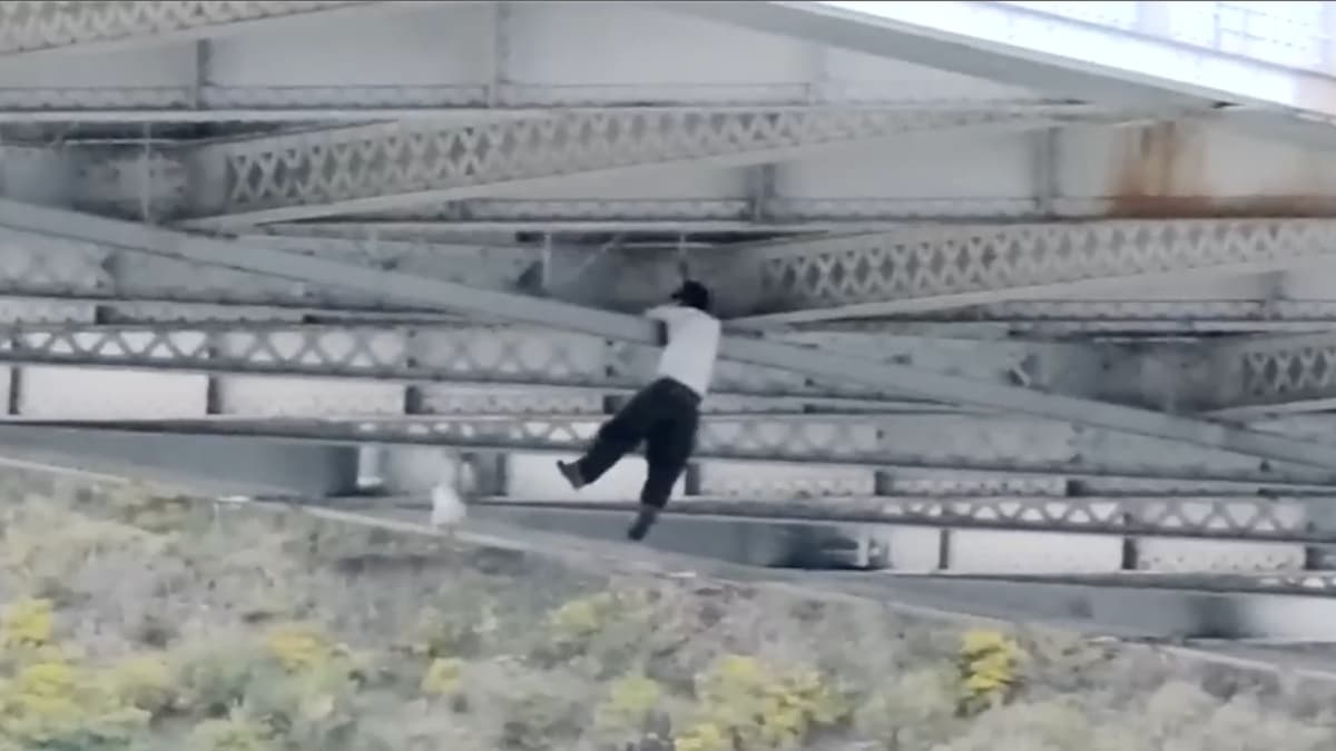 Persecución termina con sospechoso colgado del puente de la bahía en San Francisco