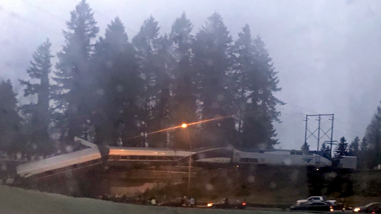 Un tren al sur de Seattle se descarriló y al menos uno de sus vagones cayó a la autopista Interestatal I-5.