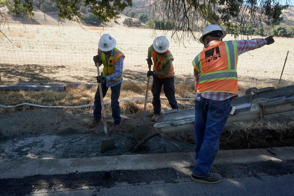 PG&E ha mejorado las protecciones en un 14% de su sistema en áreas de alto riesgo de incendios forestales para fines de 2022. Además, la empresa tiene más de dos veces y media más millas de líneas de distribución en áreas de alto riesgo que Southern California Edison.