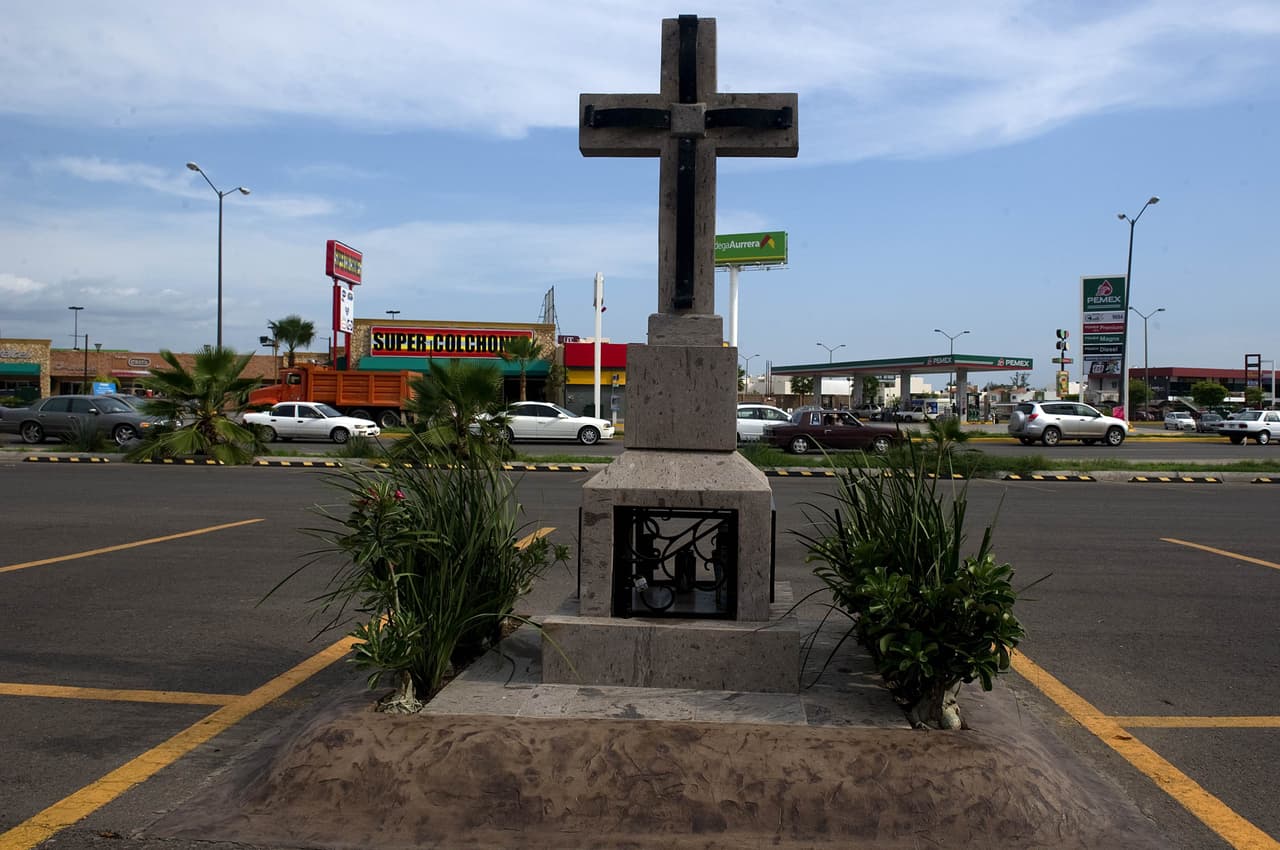 Una versión no confirmada es que Edgar Guzmán fue confundido por los propios pistoleros del cartel. Se dice que ‘El Chapo’ compró miles de rosas, todas las que se vendían en esa ciudad, para adornar su funeral. Un altar en honor a su hijo se erigió en el sitio donde lo acribillaron.