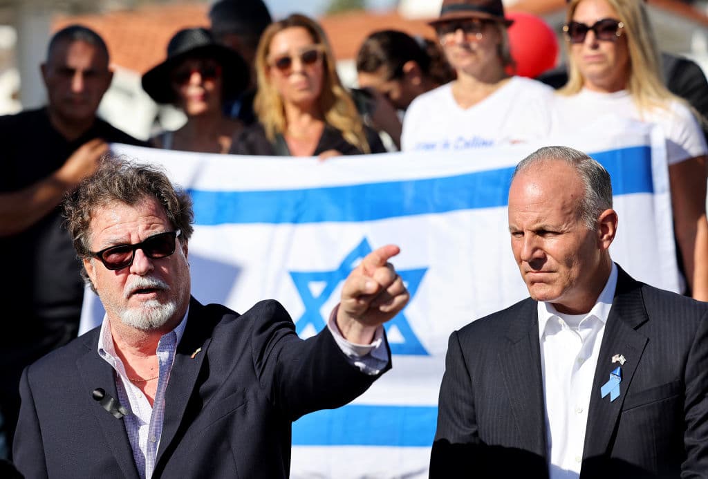 Hay testigos como Jonathan Oswaks, a la izquierda, quien este martes contó cómo su amigo Paul Kessler salió herido de una discusión con un manifestante pro Palestina, en la intersección del boulevard Westlake con el Thousand Oaks.