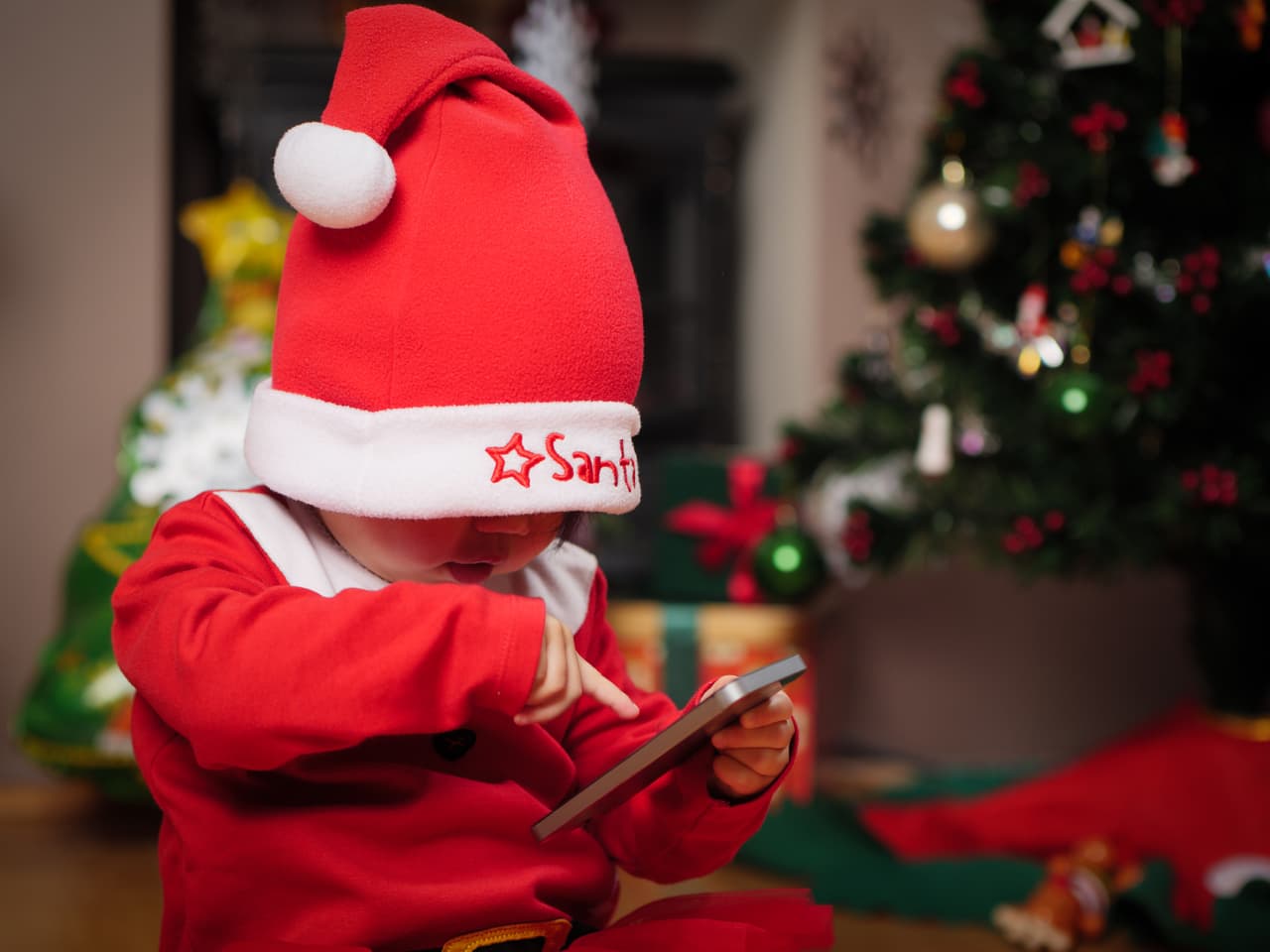 Este año y en adelante puedes optar por no enviar tarjetas navideñas por el correo tradicional. Puedes, en cambio, crear una tarjeta virtual personalizada con cualquier herramienta digital y mandarla por email o mensaje directo en algunas de las apps de tu celular. Con ello estarás ahorrando no solo dinero y papel, también evitas las emisiones que conlleva el transporte de todo ese correo.