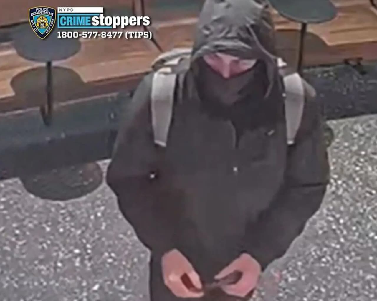 La policía difundió imágenes del presunto agresor de Brian Thompson tomadas por las cámaras de seguridad de una cafetería a la que el sospechoso acudió minutos antes del suceso.