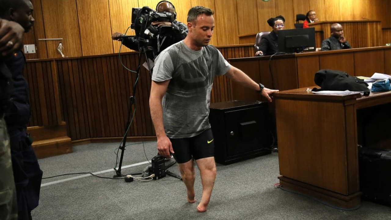 El dramático momento del juicio a Oscar Pistorius en el que caminó sin sus prótesis