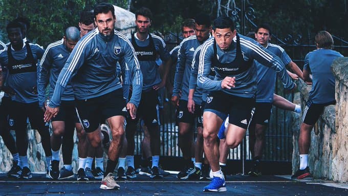 Chris Wondoloswki y Cristian Espinoza se exigen en la preparación del equipo californiano.