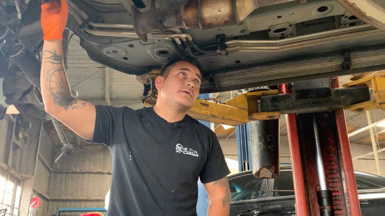 Los gases que produce la gasolina y el diésel cuando hacen combustión dentro del motor salen por el escape por lo que el catalizador funciona como un filtro para que esos gases no contaminen el ambiente, explicó Castor.