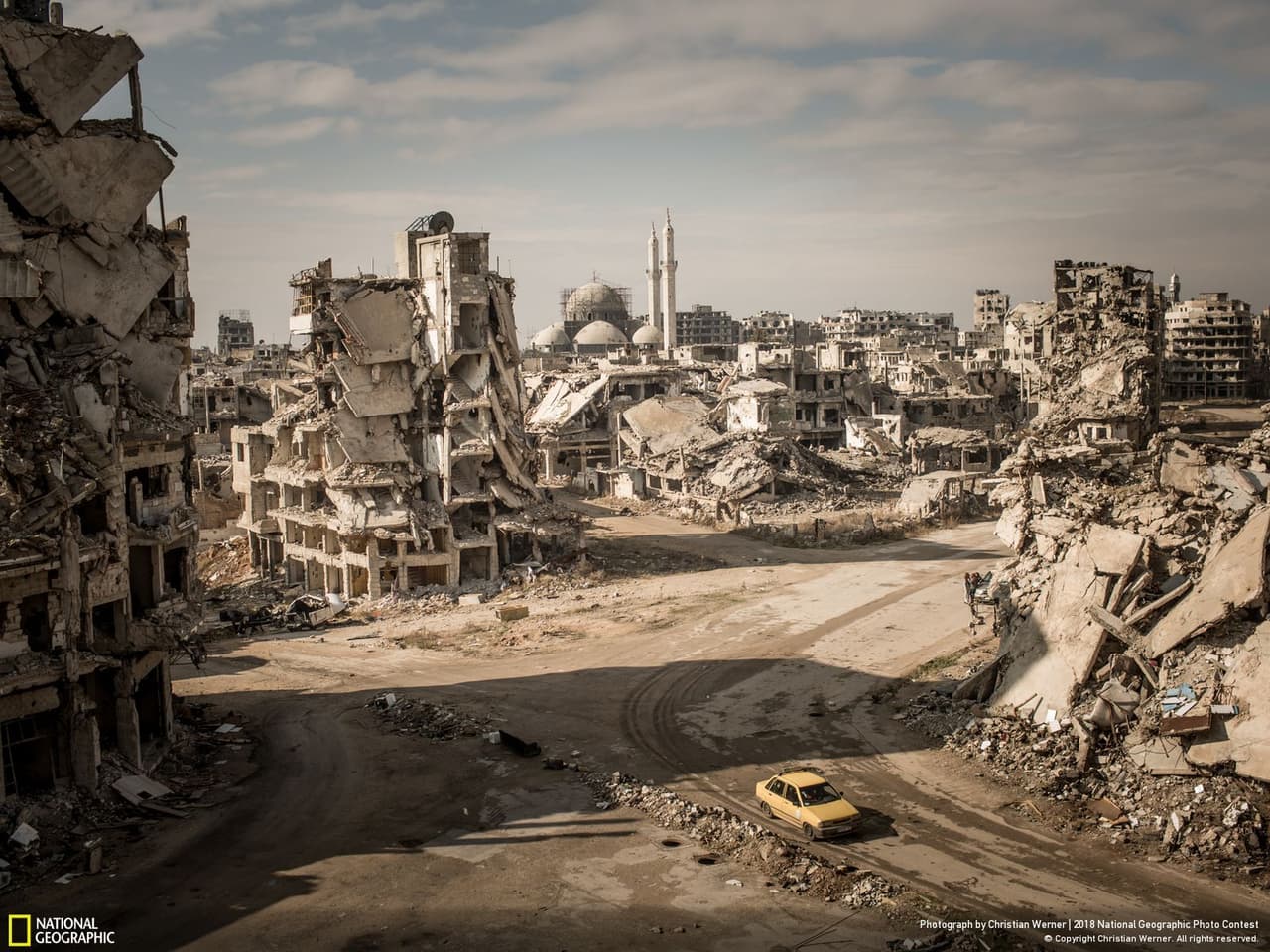 <b>Camino a la ruina.</b> “Durante una asignación para el diario Der Spiegel, hicimos un viaje por carretera a través de Siria para documentar la situación actual en las principales ciudades. Cuando entré por primera vez en el distrito de Khalidiya en Homs, me sorprendí. Para hacer esta imagen, le pregunté a un soldado sirio a cargo del área si podía escalar una ruina. El soldado estuvo de acuerdo, permitiéndome escalar bajo mi propio riesgo. Subí las ruinas de una antigua casa, que estaba llena de artefactos explosivos improvisados, y tomé la foto”, contó el autor de la imagen, tercer premio en la categoría 'Lugares'.