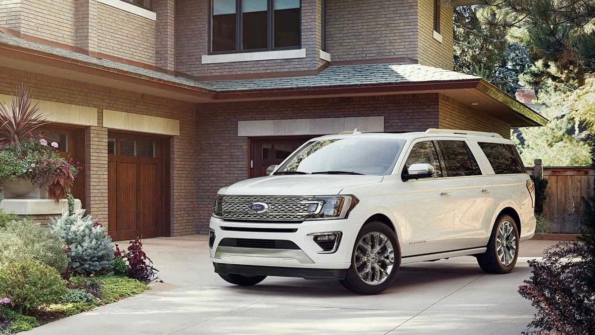 La 
<b>Ford Expedition</b> es una SUV tamaño familiar con tres filas de asientos que llegó en 1996 para sustituir a la Ford Bronco como la versión para pasajeros de la pickup Ford F-150. La Expedition no solo llegó con una fila de asientos más que la Bronco sino también con dos puertas extra, lo que la convirtió desde entonces en una de las SUVs 
<i>fullsize</i> más populares de Estados Unidos. La Ford Expedition recibió un modelo totalmente nuevo para 2018.
<br>
<br>En la imagen, la 
<i>Ford Expedition 2018</i>.