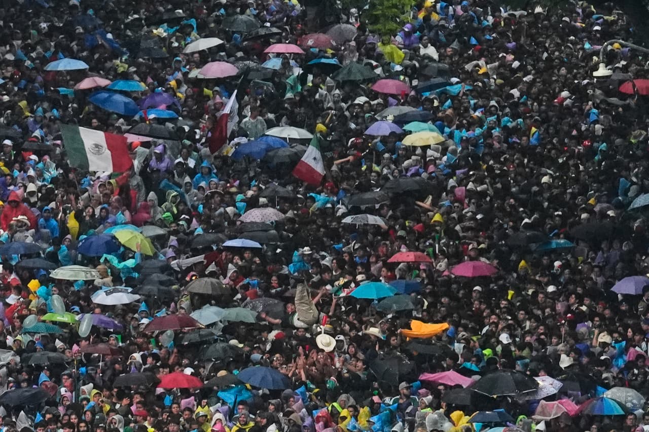 Aficionados mexicanos ondean banderas mientras observan el partido de dieciseisavos de final del Mundial entre México y Ecuador cerca del Ángel de la Independencia en la Ciudad de México, el martes 30 de junio de 2026.