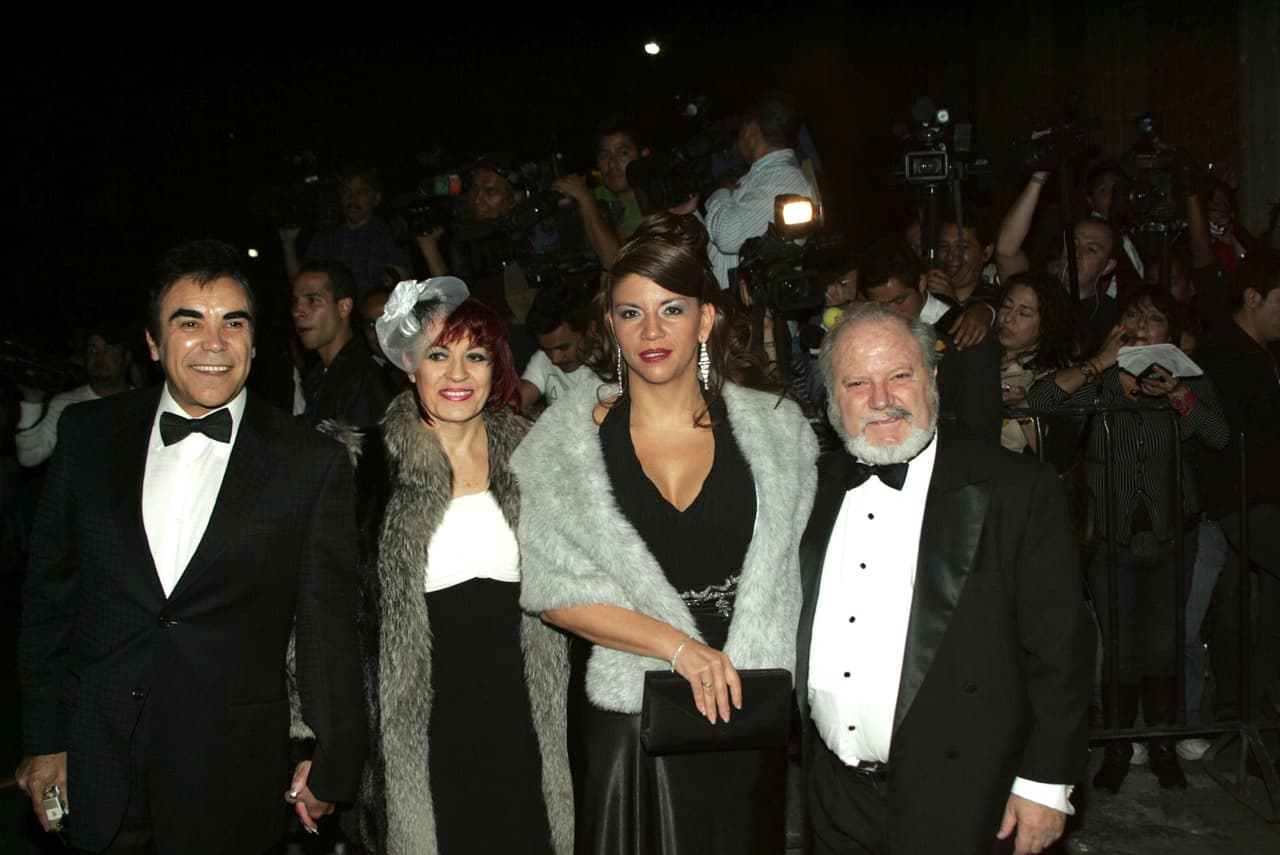 El actor dijo entonces a ese medio: “Tenía que trabajar de algo, así que amigos cercanos me empezaban a dar trabajo como chofer, primero de traer y llevar a sus esposas, a sus hijos; primero con conocidos y después nació la idea de darme de alta como chofer de Uber”.