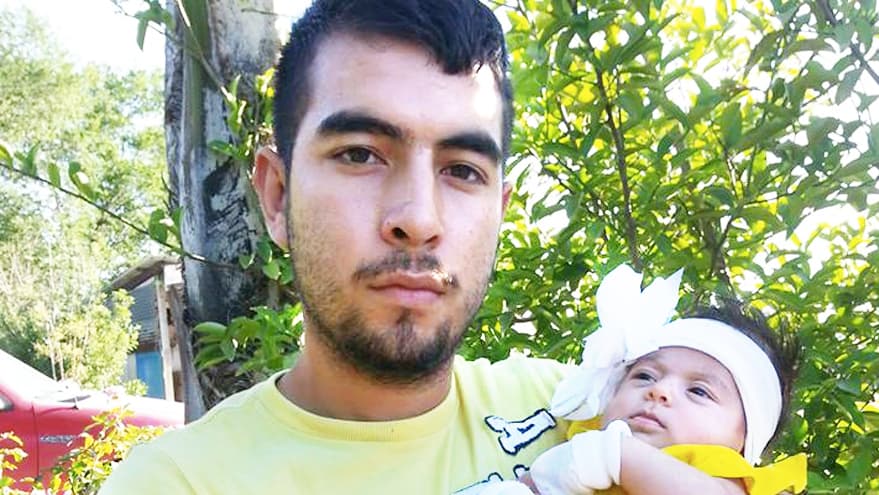 <a href="https://www.univision.com/noticias/muertes/indignacion-en-houston-por-un-video-que-capta-a-un-hombre-que-estrangula-a-un-hispano-hasta-matarlo"><b>28 de mayo</b>:</a> John Hernández, de 24 años y padre de una niña de 3, estuvo involucrado en una confrontación con Terry Bryan Thompson, esposo de una oficial del sheriff del condado Harris, en el estacionamiento de un restaurante Denny's del área de Houston. Thompson lo derribó boca abajo, lo tomó por el cuello y le hizo una llave usada en artes marciales hasta dejarlo inconsciente.