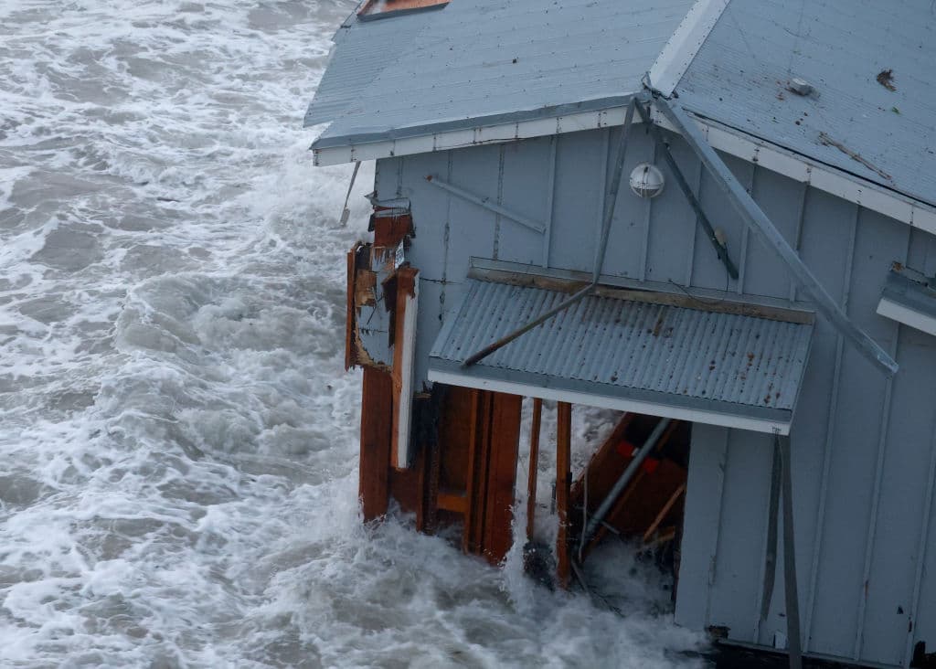 El espacio que ocupaba el restaurante 'Dolphin' en el centenario muelle de Santa Cruz, al igual que un baño público y equipo de reparación, parecían estar adentro de una enorme licuadora. La fuerza de las olas impedía acercarse al tramo colapsado.