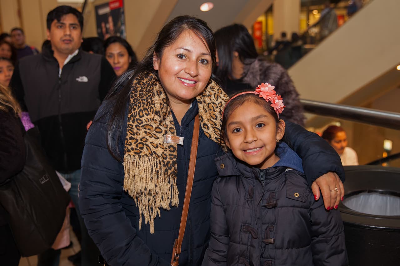 Esta madre posó orgullosa con su pequeña.
