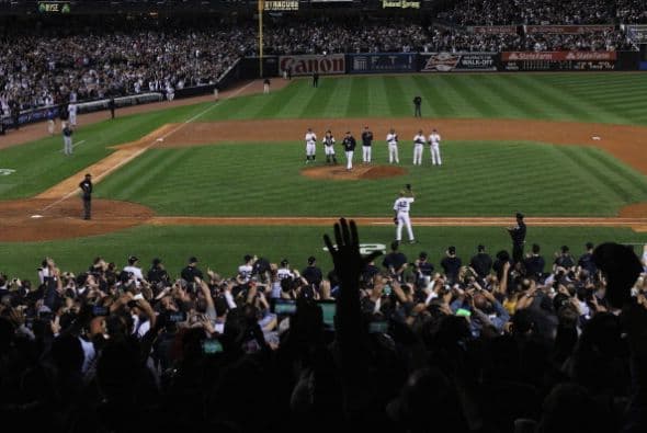 Mariano Rivera se va con un r^cord impresionante con los Yankees. Cinco campeonatos de series mundiales, 6 veces cerrador del año, una vez deportista del año, 13 veces All Star y una vez mejor jugador del Juego de las Estrellas, premio Babe Ruth y algunos otros trofeos individuales.