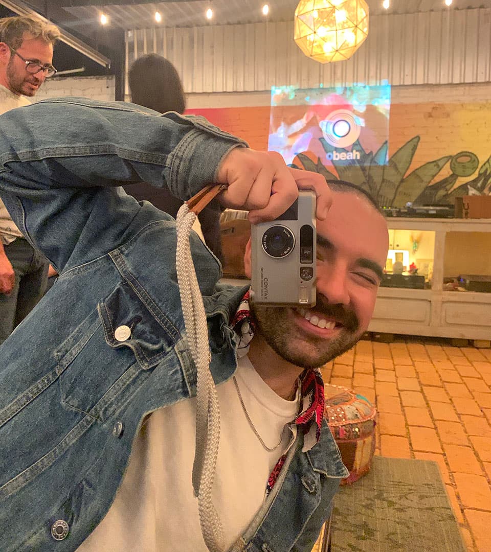 Y es que, en tiempos de cuarentena y aislamiento, es muy dif铆cil, casi imposible, conocer gente y socializar, sin embargo,
<b>Jeremy</b> encontr贸 la forma para mantener su vida social sin arriesgar contagiarse.