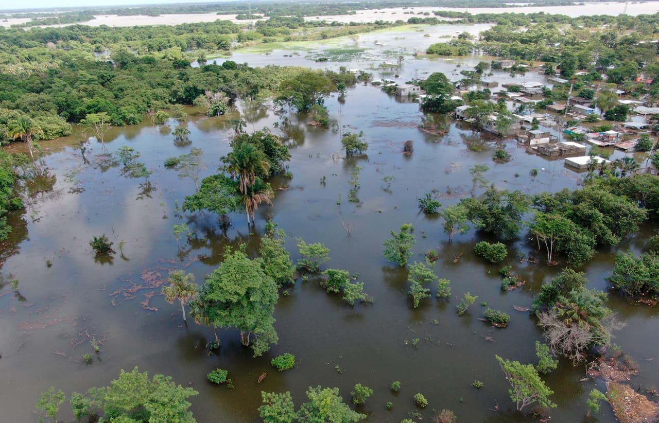 Vista aérea de un área inundada por la crecida de un río en Villahermosa. Al menos 25,000 familias figuran entre los damnificados en Tabasco, según las autoridades.
<br>
