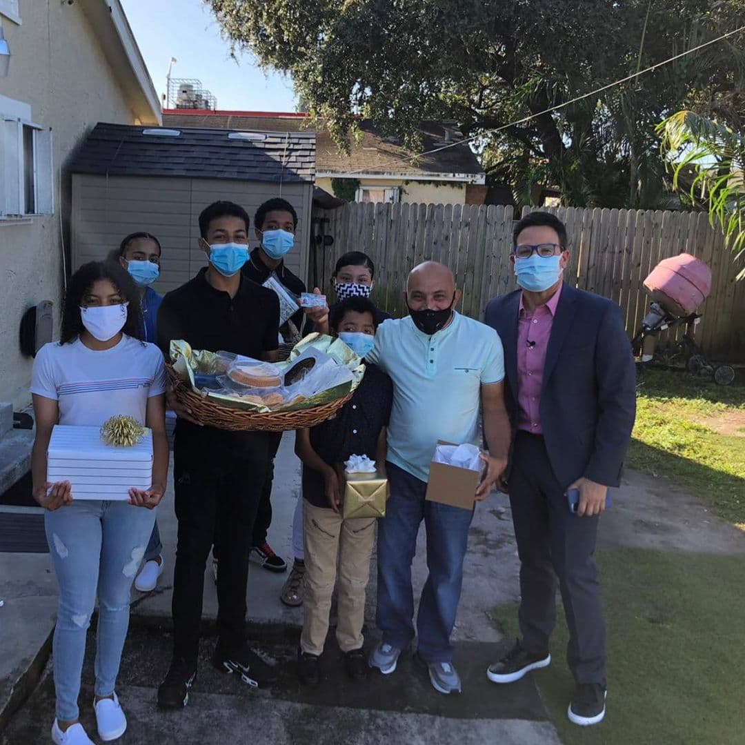 Y como una forma de agradecer es dar, sorprendimos a este padre soltero de siete hijos con su 
<a href="https://www.univision.com/shows/despierta-america/tras-anos-de-seguir-su-historia-sorprendimos-a-este-padre-soltero-de-siete-hijos-con-su-residencia-permanente-video">residencia permanente</a>.