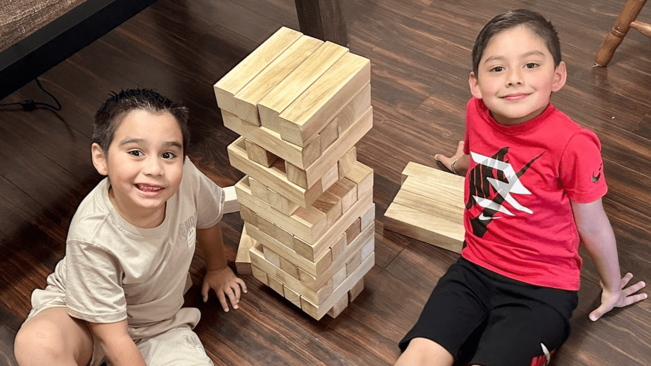 El esposo de Erika, Josué Martínez, y sus dos hijos pequeños, Emiliano y Eduardo Quintanilla, de 7 y 6 años, respectivamente, murieron. Josué es el padrastro. 
<b>Erika no sabe que sus hijos están muertos, compartió su hermana en entrevista. Ellos vivían en Laredo, Texas.</b>