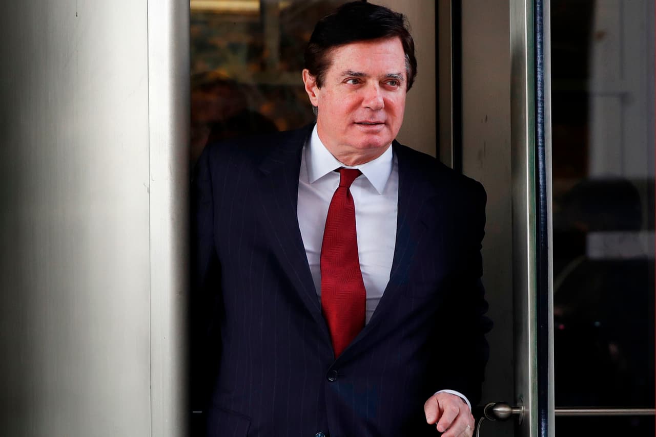 <b>Paul Manafort: el condenado ex jefe de campaña de Trump que perdió un acuerdo para reducir su pena.</b> 
<a href="https://www.univision.com/noticias/politica/un-pequeno-error-en-unos-documentos-revelo-el-punto-mas-grave-del-rusiagate-conocido-hasta-ahora">La oficina de Mueller anunció que quedó roto un acuerdo con Manafort a cambio de reducir la pena porque mintió en sus declaraciones.</a> También informó que los abogados de Manafort se comunicaron de forma indebida con los del presidente Trump para darles detalles de la investigación de Mueller, algo considerando irregular porque el presidente es persona de interés de la fiscalía. Ya había sido declarado culpable de ocho cargos de fraude fiscal y obstrucción de justicia.