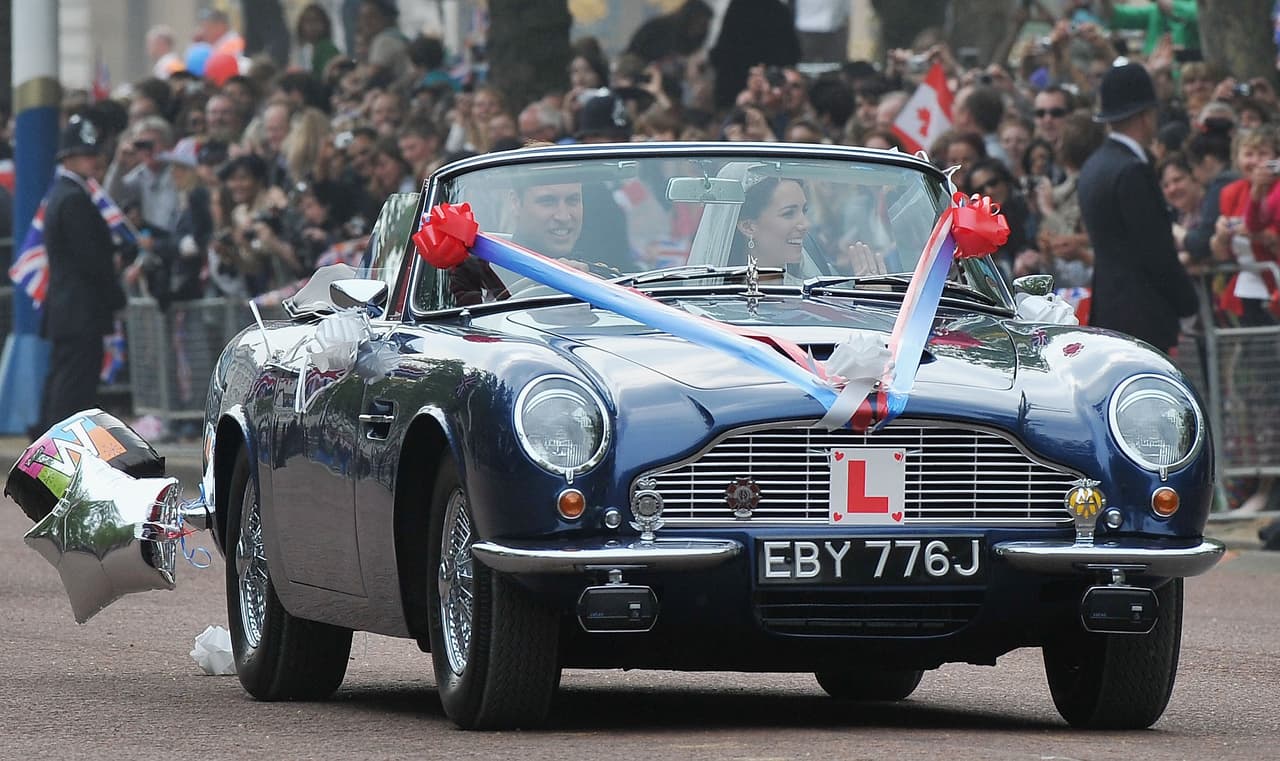 El día de su boda con Kate Middleton,
<b>William logró que su padre el prícipe Carlos, le permitiera usar su preciado Aston Martin DB6 </b>de 1969 para abandonar la recepción nupcial. Aparte de la decoración típica de los autos de los recién casados, los amigos de William le jugaron una broma al recién casado fijando un signo con
<b>una gran 'L' roja</b> en fondo blanco requerido por la ley inglesa para los vehículos de los conductores inexpertos que aún están aprendiendo a manejar.