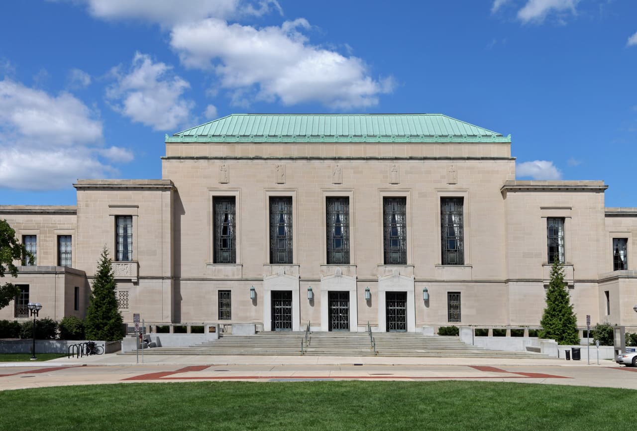 <b>University of Michigan (Ann Arbor)</b>
<br>
<br>Posición: 17 (empate)
<br>País: Estados Unidos
<br>Ciudad: Ann Arbor, Michigan.
<br>Puntuación global: 81.3
<br>
<br>Matrícula y gastos promedio por año:
<br>Residente del estado: $29,526
<br>Fuera del estado: $62,176