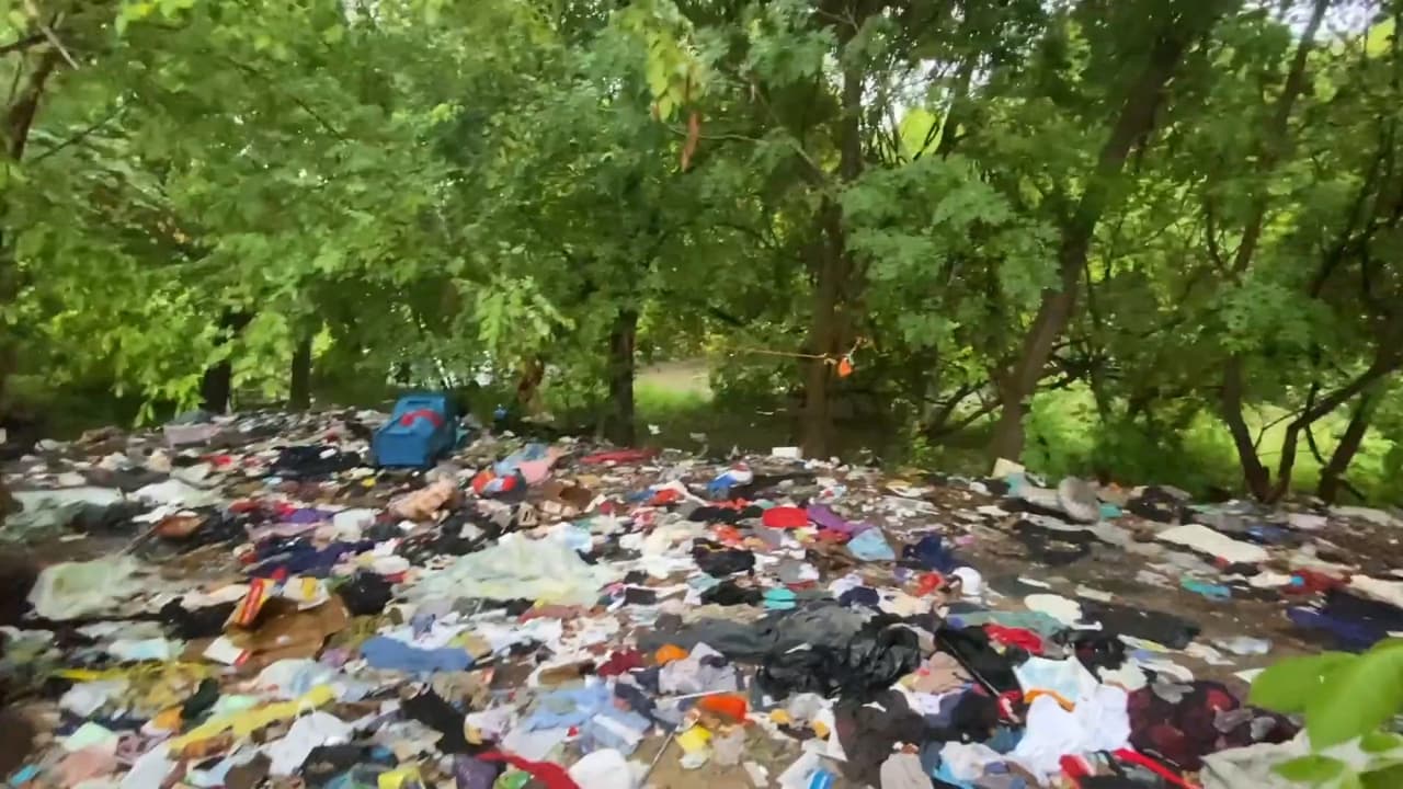 Denuncian campamento de indigentes detrás de complejo de apartamentos en Windsor Park